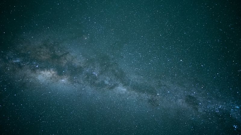 Nočná obloha plná hviezd symbolizujúca astrológiu a horoskopy