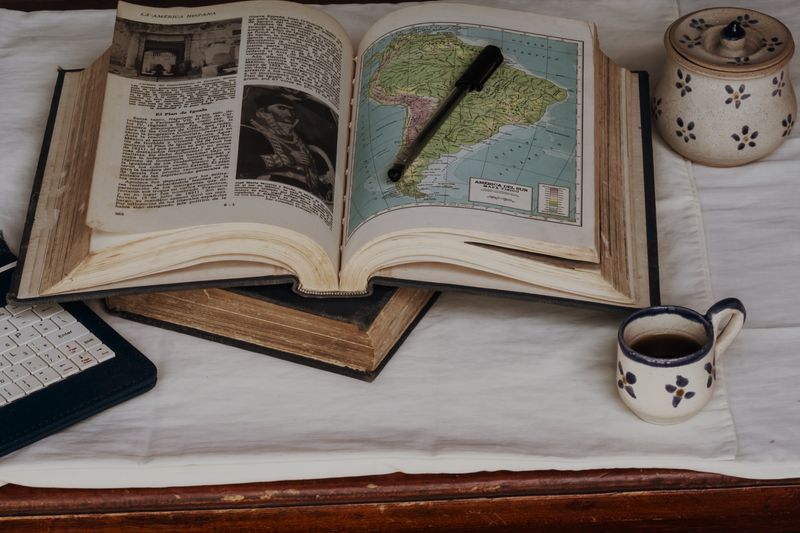 Staré astrologické knihy a mapy symbolizujúce históriu astrológie